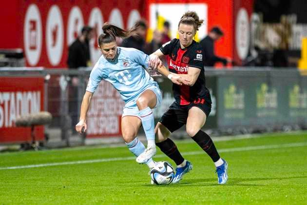Zweikampf zwischen Martyna Wiankowska (1. FC Koeln, 26) und Synne Skinnes Hansen (Bayer 04 Leverkusen, 10). Fussball: Google Pixel Frauen-Bundesliga, Saison 2023 2024, 16. Spieltag, Bayer 04 Leverkusen - 1. FC Koeln am 18.03.2024 im Ulrich-Haberland Stadion in Leverkusen. Wichtiger Hinweis: Gemaess den Vorgaben der DFL Deutsche Fussball Liga bzw. des DFB Deutscher Fussball-Bund ist es untersagt, in dem Stadion und oder vom Spiel angefertigte Fotoaufnahmen in Form von Sequenzbildern und oder videoaehnlichen Fotostrecken zu verwerten bzw. verwerten zu lassen. Foto: Kirchner-Media TH Copyright: xKirchner-Media THx