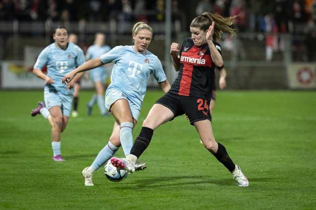 GOOGLE PIXEL Frauen Bundesliga: Bayer 04 Leverkusen - 1. FC Köln; 18.03.2024 Marleen Schimmer (1. FC Köln, 23) im Zweikampf mit Lilla Turanyi (Bayer 04 Leverkusen, 24) ; Leverkusen, 18.03.2024: 16. Spieltag der GOOGLE PIXEL Frauen Bundesliga: Bayer 04 Leverkusen - 1. FC Köln, Ulrich-Haberland-Stadion, Leverkusen. Die DFL-Bestimmungen verbieten die Verwendung von Fotografien als Bildsequenzen und oder Quasi-Videos. Copyright: xBEAUTIFULxSPORTS AxelxKohringx
