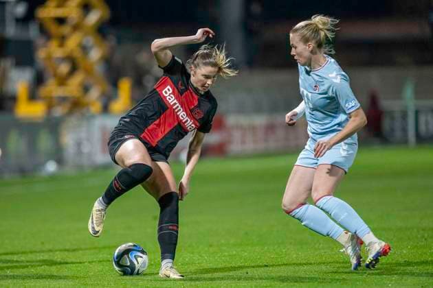 Zweikampf zwischen Karolina Lea Vilhjalmsdottir (Bayer 04 Leverkusen, 18) und Celina Degen (1. FC Koeln, 05). Fussball: Google Pixel Frauen-Bundesliga, Saison 2023 2024, 16. Spieltag, Bayer 04 Leverkusen - 1. FC Koeln am 18.03.2024 im Ulrich-Haberland Stadion in Leverkusen. Wichtiger Hinweis: Gemaess den Vorgaben der DFL Deutsche Fussball Liga bzw. des DFB Deutscher Fussball-Bund ist es untersagt, in dem Stadion und oder vom Spiel angefertigte Fotoaufnahmen in Form von Sequenzbildern und oder videoaehnlichen Fotostrecken zu verwerten bzw. verwerten zu lassen. Foto: Kirchner-Media TH Copyright: xKirchner-Media THx
