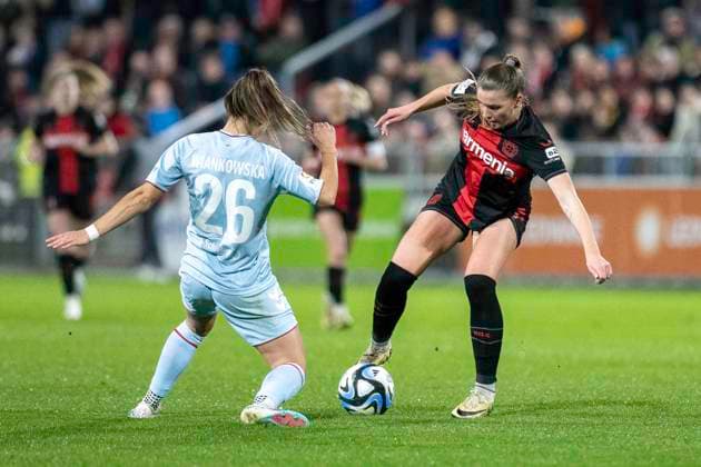 Zweikampf zwischen Martyna Wiankowska (1. FC Koeln, 26) und Karolina Lea Vilhjalmsdottir (Bayer 04 Leverkusen, 18). Fussball: Google Pixel Frauen-Bundesliga, Saison 2023 2024, 16. Spieltag, Bayer 04 Leverkusen - 1. FC Koeln am 18.03.2024 im Ulrich-Haberland Stadion in Leverkusen. Wichtiger Hinweis: Gemaess den Vorgaben der DFL Deutsche Fussball Liga bzw. des DFB Deutscher Fussball-Bund ist es untersagt, in dem Stadion und oder vom Spiel angefertigte Fotoaufnahmen in Form von Sequenzbildern und oder videoaehnlichen Fotostrecken zu verwerten bzw. verwerten zu lassen. Foto: Kirchner-Media TH Copyright: xKirchner-Media THx