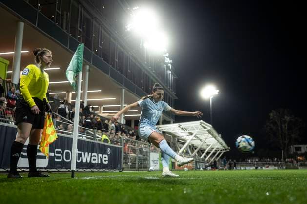 GOOGLE PIXEL Frauen Bundesliga: Bayer 04 Leverkusen - 1. FC Köln; 18.03.2024 Eckball von Manjou Wilde (1. FC Köln, 7); Leverkusen, 18.03.2024: 16. Spieltag der GOOGLE PIXEL Frauen Bundesliga: Bayer 04 Leverkusen - 1. FC Köln, Ulrich-Haberland-Stadion, Leverkusen. Die DFL-Bestimmungen verbieten die Verwendung von Fotografien als Bildsequenzen und oder Quasi-Videos. Copyright: xBEAUTIFULxSPORTS AxelxKohringx
