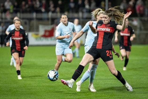 GOOGLE PIXEL Frauen Bundesliga: Bayer 04 Leverkusen - 1. FC Köln; 18.03.2024 Lilla Turanyi (Bayer 04 Leverkusen, 24) im Zweikampf; Leverkusen, 18.03.2024: 16. Spieltag der GOOGLE PIXEL Frauen Bundesliga: Bayer 04 Leverkusen - 1. FC Köln, Ulrich-Haberland-Stadion, Leverkusen. Die DFL-Bestimmungen verbieten die Verwendung von Fotografien als Bildsequenzen und oder Quasi-Videos. Copyright: xBEAUTIFULxSPORTS AxelxKohringx