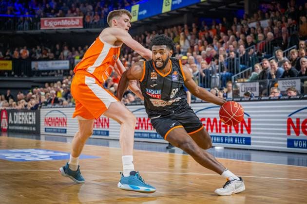 Bilder des Jahres 2024, Sport 03 März Sport Themen der Woche KW12 Sport Bilder des Tages 1. Basketball Bundesliga, easyCredit BBL, Saison 2023 2024, Herren, Hauptrunde, 24. Spieltag, 18.03.2024, RASTA Vechta - ratiopharm Ulm Trevion Williams ( 50 - ratiopharm Ulm) in Aktion Vechta RASTA Dome Niedersachsen Deutschland *** 1 Basketball Bundesliga, easyCredit BBL, Season 2023 2024, Men, Main Round, 24 Matchday, 18 03 2024, RASTA Vechta ratiopharm Ulm Trevion Williams 50 ratiopharm Ulm in action Vechta RASTA Dome Lower Saxony Germany