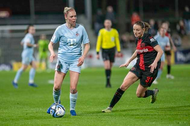 Janina Hechler (1. FC Koeln, 28) wird von Verena Wieder (Bayer 04 Leverkusen, 31) angelaufen. Fussball: Google Pixel Frauen-Bundesliga, Saison 2023 2024, 16. Spieltag, Bayer 04 Leverkusen - 1. FC Koeln am 18.03.2024 im Ulrich-Haberland Stadion in Leverkusen. Wichtiger Hinweis: Gemaess den Vorgaben der DFL Deutsche Fussball Liga bzw. des DFB Deutscher Fussball-Bund ist es untersagt, in dem Stadion und oder vom Spiel angefertigte Fotoaufnahmen in Form von Sequenzbildern und oder videoaehnlichen Fotostrecken zu verwerten bzw. verwerten zu lassen. Foto: Kirchner-Media TH Copyright: xKirchner-Media THx