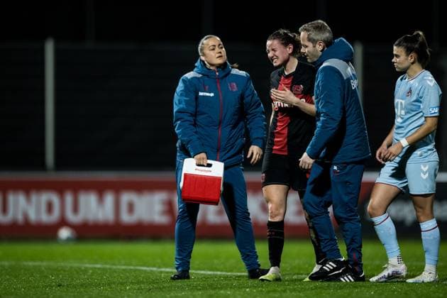 GOOGLE PIXEL Frauen Bundesliga: Bayer 04 Leverkusen - 1. FC Köln; 18.03.2024 Verena Wieder (Bayer 04 Leverkusen, 31) muss behandelt werden GOOGLE PIXEL Frauen Bundesliga: Bayer 04 Leverkusen - 1. FC Köln, Leverkusen, Ulrich-Haberland-Stadion am 18.03.2024 DFB REGULATIONS PROHIBIT ANY USE OF PHOTOGRAPHS AS IMAGE SEQUENCES AND OR QUASI-VIDEO. Copyright: xBEAUTIFULxSPORTS Wunderlx