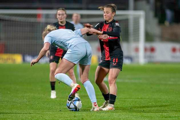 Kristin Koegel (Bayer 04 Leverkusen, 11) haelt Laura Vogt (1. FC Köln, 08). Fussball: Google Pixel Frauen-Bundesliga, Saison 2023 2024, 16. Spieltag, Bayer 04 Leverkusen - 1. FC Koeln am 18.03.2024 im Ulrich-Haberland Stadion in Leverkusen. Wichtiger Hinweis: Gemaess den Vorgaben der DFL Deutsche Fussball Liga bzw. des DFB Deutscher Fussball-Bund ist es untersagt, in dem Stadion und oder vom Spiel angefertigte Fotoaufnahmen in Form von Sequenzbildern und oder videoaehnlichen Fotostrecken zu verwerten bzw. verwerten zu lassen. Foto: Kirchner-Media TH Copyright: xKirchner-Media THx