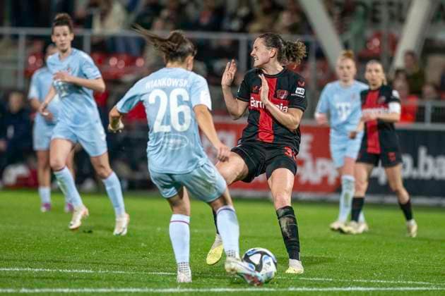 Verena Wieder (Bayer 04 Leverkusen, 31) nimmt schon einmal Deckung, da Martyna Wiankowska (1. FC Koeln, 26) den Ball in ihre Richtung wegschlaegt. Fussball: Google Pixel Frauen-Bundesliga, Saison 2023 2024, 16. Spieltag, Bayer 04 Leverkusen - 1. FC Koeln am 18.03.2024 im Ulrich-Haberland Stadion in Leverkusen. Wichtiger Hinweis: Gemaess den Vorgaben der DFL Deutsche Fussball Liga bzw. des DFB Deutscher Fussball-Bund ist es untersagt, in dem Stadion und oder vom Spiel angefertigte Fotoaufnahmen in Form von Sequenzbildern und oder videoaehnlichen Fotostrecken zu verwerten bzw. verwerten zu lassen. Foto: Kirchner-Media TH Copyright: xKirchner-Media THx