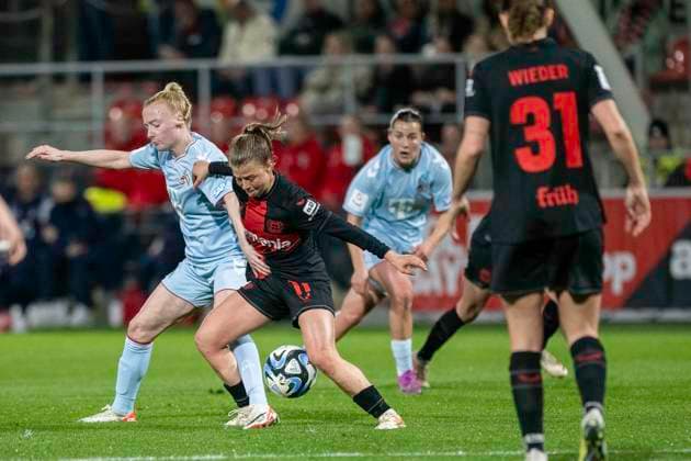 Zweikampf zwischen Anna Gerhardt (1. FC Koeln, 21) und Kristin Koegel (Bayer 04 Leverkusen, 11). Fussball: Google Pixel Frauen-Bundesliga, Saison 2023 2024, 16. Spieltag, Bayer 04 Leverkusen - 1. FC Koeln am 18.03.2024 im Ulrich-Haberland Stadion in Leverkusen. Wichtiger Hinweis: Gemaess den Vorgaben der DFL Deutsche Fussball Liga bzw. des DFB Deutscher Fussball-Bund ist es untersagt, in dem Stadion und oder vom Spiel angefertigte Fotoaufnahmen in Form von Sequenzbildern und oder videoaehnlichen Fotostrecken zu verwerten bzw. verwerten zu lassen. Foto: Kirchner-Media TH Copyright: xKirchner-Media THx