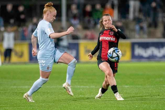 Kristin Koegel (Bayer 04 Leverkusen, 11), rechts, spitztelt den Ball vor der heranstuermenden Laura Vogt (1. FC Köln, 08) weg. Fussball: Google Pixel Frauen-Bundesliga, Saison 2023 2024, 16. Spieltag, Bayer 04 Leverkusen - 1. FC Koeln am 18.03.2024 im Ulrich-Haberland Stadion in Leverkusen. Wichtiger Hinweis: Gemaess den Vorgaben der DFL Deutsche Fussball Liga bzw. des DFB Deutscher Fussball-Bund ist es untersagt, in dem Stadion und oder vom Spiel angefertigte Fotoaufnahmen in Form von Sequenzbildern und oder videoaehnlichen Fotostrecken zu verwerten bzw. verwerten zu lassen. Foto: Kirchner-Media TH Copyright: xKirchner-Media THx