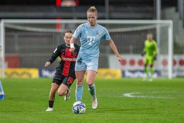 Zweikampf zwischen Sofie Zdebel (Bayer 04 Leverkusen, 16), hinten und Celina Degen (1. FC Koeln, 05), vorne. Fussball: Google Pixel Frauen-Bundesliga, Saison 2023 2024, 16. Spieltag, Bayer 04 Leverkusen - 1. FC Koeln am 18.03.2024 im Ulrich-Haberland Stadion in Leverkusen. Wichtiger Hinweis: Gemaess den Vorgaben der DFL Deutsche Fussball Liga bzw. des DFB Deutscher Fussball-Bund ist es untersagt, in dem Stadion und oder vom Spiel angefertigte Fotoaufnahmen in Form von Sequenzbildern und oder videoaehnlichen Fotostrecken zu verwerten bzw. verwerten zu lassen. Foto: Kirchner-Media TH Copyright: xKirchner-Media THx