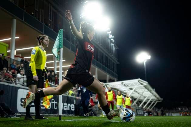 GOOGLE PIXEL Frauen Bundesliga: Bayer 04 Leverkusen - 1. FC Köln; 18.03.2024 Kristin Kögel (Bayer 04 Leverkusen, 11) beim Eckball; Leverkusen, 18.03.2024: 16. Spieltag der GOOGLE PIXEL Frauen Bundesliga: Bayer 04 Leverkusen - 1. FC Köln, Ulrich-Haberland-Stadion, Leverkusen. Die DFL-Bestimmungen verbieten die Verwendung von Fotografien als Bildsequenzen und oder Quasi-Videos. Copyright: xBEAUTIFULxSPORTS AxelxKohringx