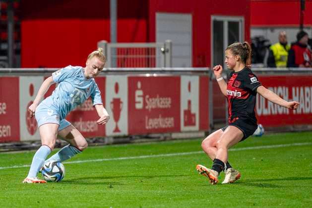 Zweikampf zwischen Anna Gerhardt (1. FC Koeln, 21) und Kristin Koegel (Bayer 04 Leverkusen, 11). Fussball: Google Pixel Frauen-Bundesliga, Saison 2023 2024, 16. Spieltag, Bayer 04 Leverkusen - 1. FC Koeln am 18.03.2024 im Ulrich-Haberland Stadion in Leverkusen. Wichtiger Hinweis: Gemaess den Vorgaben der DFL Deutsche Fussball Liga bzw. des DFB Deutscher Fussball-Bund ist es untersagt, in dem Stadion und oder vom Spiel angefertigte Fotoaufnahmen in Form von Sequenzbildern und oder videoaehnlichen Fotostrecken zu verwerten bzw. verwerten zu lassen. Foto: Kirchner-Media TH Copyright: xKirchner-Media THx