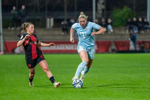 Zweikampf zwischen Kristin Koegel (Bayer 04 Leverkusen, 11) und Marleen Schimmer (1. FC Koeln, 23). Fussball: Google Pixel Frauen-Bundesliga, Saison 2023 2024, 16. Spieltag, Bayer 04 Leverkusen - 1. FC Koeln am 18.03.2024 im Ulrich-Haberland Stadion in Leverkusen. Wichtiger Hinweis: Gemaess den Vorgaben der DFL Deutsche Fussball Liga bzw. des DFB Deutscher Fussball-Bund ist es untersagt, in dem Stadion und oder vom Spiel angefertigte Fotoaufnahmen in Form von Sequenzbildern und oder videoaehnlichen Fotostrecken zu verwerten bzw. verwerten zu lassen. Foto: Kirchner-Media TH Copyright: xKirchner-Media THx
