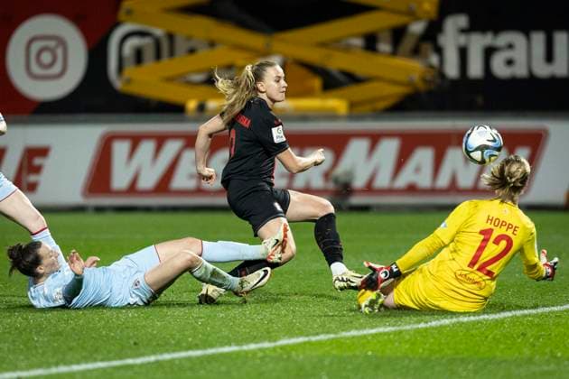 GOOGLE PIXEL Frauen Bundesliga: Bayer 04 Leverkusen - 1. FC Köln; 18.03.2024 Nikola Karczewska (Bayer 04 Leverkusen, 9) scheitert an Paula Hoppe ( (1. FC Köln, 12) und links Sara Agrez (1. FC Köln, 4); Leverkusen, 18.03.2024: 16. Spieltag der GOOGLE PIXEL Frauen Bundesliga: Bayer 04 Leverkusen - 1. FC Köln, Ulrich-Haberland-Stadion, Leverkusen. Die DFL-Bestimmungen verbieten die Verwendung von Fotografien als Bildsequenzen und oder Quasi-Videos. Copyright: xBEAUTIFULxSPORTS AxelxKohringx