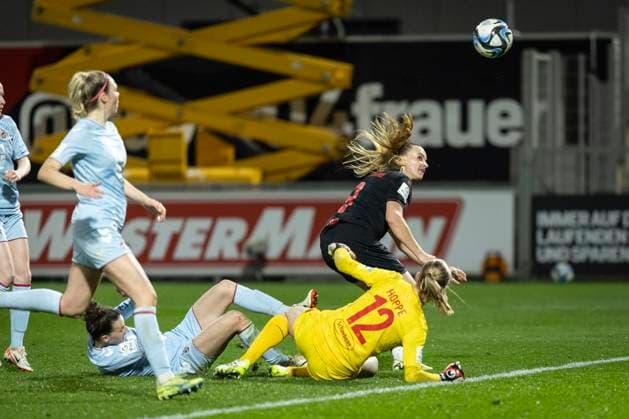 GOOGLE PIXEL Frauen Bundesliga: Bayer 04 Leverkusen - 1. FC Köln; 18.03.2024 Nikola Karczewska (Bayer 04 Leverkusen, 9) scheitert an Paula Hoppe ( (1. FC Köln, 12) und links Sara Agrez (1. FC Köln, 4); Leverkusen, 18.03.2024: 16. Spieltag der GOOGLE PIXEL Frauen Bundesliga: Bayer 04 Leverkusen - 1. FC Köln, Ulrich-Haberland-Stadion, Leverkusen. Die DFL-Bestimmungen verbieten die Verwendung von Fotografien als Bildsequenzen und oder Quasi-Videos. Copyright: xBEAUTIFULxSPORTS AxelxKohringx