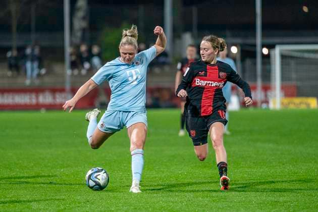 Sofie Zdebel (Bayer 04 Leverkusen, 16), rechts kann Marleen Schimmer (1. FC Koeln, 23) nicht am Schuss hindern. Fussball: Google Pixel Frauen-Bundesliga, Saison 2023 2024, 16. Spieltag, Bayer 04 Leverkusen - 1. FC Koeln am 18.03.2024 im Ulrich-Haberland Stadion in Leverkusen. Wichtiger Hinweis: Gemaess den Vorgaben der DFL Deutsche Fussball Liga bzw. des DFB Deutscher Fussball-Bund ist es untersagt, in dem Stadion und oder vom Spiel angefertigte Fotoaufnahmen in Form von Sequenzbildern und oder videoaehnlichen Fotostrecken zu verwerten bzw. verwerten zu lassen. Foto: Kirchner-Media TH Copyright: xKirchner-Media THx