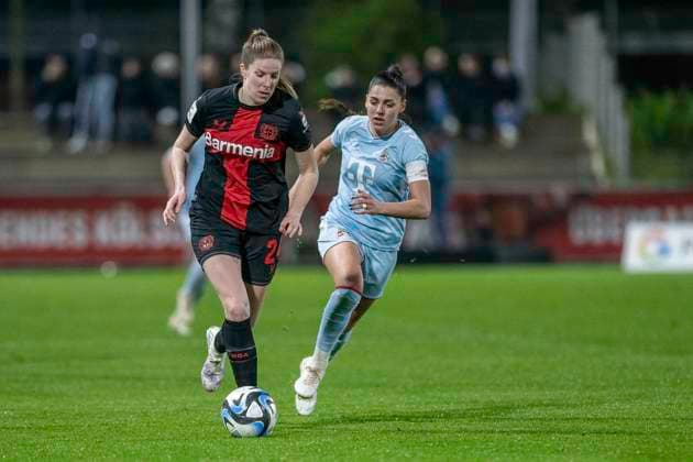 Zweikampf zwischen Lilla Turanyi (Bayer 04 Leverkusen, 24), links und Manjou Wilde (1. FC Köln, 07), rechts. Fussball: Google Pixel Frauen-Bundesliga, Saison 2023 2024, 16. Spieltag, Bayer 04 Leverkusen - 1. FC Koeln am 18.03.2024 im Ulrich-Haberland Stadion in Leverkusen. Wichtiger Hinweis: Gemaess den Vorgaben der DFL Deutsche Fussball Liga bzw. des DFB Deutscher Fussball-Bund ist es untersagt, in dem Stadion und oder vom Spiel angefertigte Fotoaufnahmen in Form von Sequenzbildern und oder videoaehnlichen Fotostrecken zu verwerten bzw. verwerten zu lassen. Foto: Kirchner-Media TH Copyright: xKirchner-Media THx