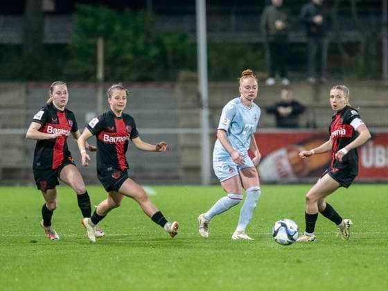 Laura Vogt (1. FC Köln, 08) spielt den Ball zwischen Janou Levels (Bayer 04 Leverkusen, 05), Kristin Koegel (Bayer 04 Leverkusen, 11) und Elissa Senss (Bayer 04 Leverkusen, 06), rechts, durch. Fussball: Google Pixel Frauen-Bundesliga, Saison 2023 2024, 16. Spieltag, Bayer 04 Leverkusen - 1. FC Koeln am 18.03.2024 im Ulrich-Haberland Stadion in Leverkusen. Wichtiger Hinweis: Gemaess den Vorgaben der DFL Deutsche Fussball Liga bzw. des DFB Deutscher Fussball-Bund ist es untersagt, in dem Stadion und oder vom Spiel angefertigte Fotoaufnahmen in Form von Sequenzbildern und oder videoaehnlichen Fotostrecken zu verwerten bzw. verwerten zu lassen. Foto: Kirchner-Media TH Copyright: xKirchner-Media THx