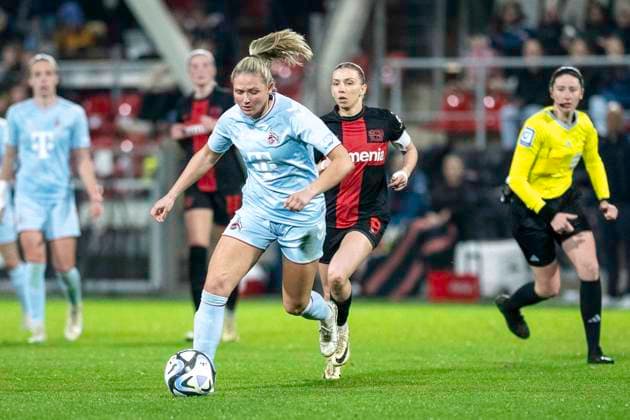 Marleen Schimmer (1. FC Koeln, 23), vorne zieht Elissa Senss (Bayer 04 Leverkusen, 06), dahinter, davon. Fussball: Google Pixel Frauen-Bundesliga, Saison 2023 2024, 16. Spieltag, Bayer 04 Leverkusen - 1. FC Koeln am 18.03.2024 im Ulrich-Haberland Stadion in Leverkusen. Wichtiger Hinweis: Gemaess den Vorgaben der DFL Deutsche Fussball Liga bzw. des DFB Deutscher Fussball-Bund ist es untersagt, in dem Stadion und oder vom Spiel angefertigte Fotoaufnahmen in Form von Sequenzbildern und oder videoaehnlichen Fotostrecken zu verwerten bzw. verwerten zu lassen. Foto: Kirchner-Media TH Copyright: xKirchner-Media THx