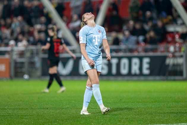 Marleen Schimmer (1. FC Koeln, 23) kann es nicht fassen, dass sie ihre Chance vergeben hat. Fussball: Google Pixel Frauen-Bundesliga, Saison 2023 2024, 16. Spieltag, Bayer 04 Leverkusen - 1. FC Koeln am 18.03.2024 im Ulrich-Haberland Stadion in Leverkusen. Wichtiger Hinweis: Gemaess den Vorgaben der DFL Deutsche Fussball Liga bzw. des DFB Deutscher Fussball-Bund ist es untersagt, in dem Stadion und oder vom Spiel angefertigte Fotoaufnahmen in Form von Sequenzbildern und oder videoaehnlichen Fotostrecken zu verwerten bzw. verwerten zu lassen. Foto: Kirchner-Media TH Copyright: xKirchner-Media THx