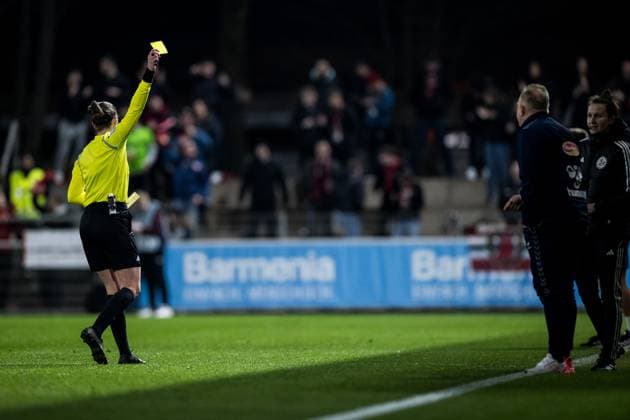 GOOGLE PIXEL Frauen Bundesliga: Bayer 04 Leverkusen - 1. FC Köln; 18.03.2024 Daniel Weber (Trainer 1. FC Köln) sieht Gelb GOOGLE PIXEL Frauen Bundesliga: Bayer 04 Leverkusen - 1. FC Köln, Leverkusen, Ulrich-Haberland-Stadion am 18.03.2024 DFB REGULATIONS PROHIBIT ANY USE OF PHOTOGRAPHS AS IMAGE SEQUENCES AND OR QUASI-VIDEO. Copyright: xBEAUTIFULxSPORTS Wunderlx