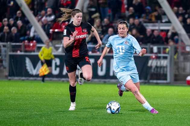 Zweikampf zwischen Lilla Turanyi (Bayer 04 Leverkusen, 24), links und Carlotta Wamser (1. FC Koeln, 30), rechts. Fussball: Google Pixel Frauen-Bundesliga, Saison 2023 2024, 16. Spieltag, Bayer 04 Leverkusen - 1. FC Koeln am 18.03.2024 im Ulrich-Haberland Stadion in Leverkusen. Wichtiger Hinweis: Gemaess den Vorgaben der DFL Deutsche Fussball Liga bzw. des DFB Deutscher Fussball-Bund ist es untersagt, in dem Stadion und oder vom Spiel angefertigte Fotoaufnahmen in Form von Sequenzbildern und oder videoaehnlichen Fotostrecken zu verwerten bzw. verwerten zu lassen. Foto: Kirchner-Media TH Copyright: xKirchner-Media THx