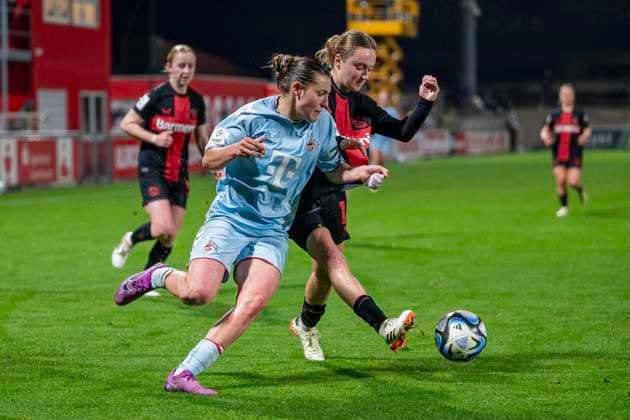 Zweikampf zwischen Carlotta Wamser (1. FC Koeln, 30), vorne und Sofie Zdebel (Bayer 04 Leverkusen, 16), dahinter. Fussball: Google Pixel Frauen-Bundesliga, Saison 2023 2024, 16. Spieltag, Bayer 04 Leverkusen - 1. FC Koeln am 18.03.2024 im Ulrich-Haberland Stadion in Leverkusen. Wichtiger Hinweis: Gemaess den Vorgaben der DFL Deutsche Fussball Liga bzw. des DFB Deutscher Fussball-Bund ist es untersagt, in dem Stadion und oder vom Spiel angefertigte Fotoaufnahmen in Form von Sequenzbildern und oder videoaehnlichen Fotostrecken zu verwerten bzw. verwerten zu lassen. Foto: Kirchner-Media TH Copyright: xKirchner-Media THx