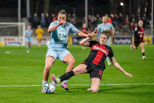 Zweikampf zwischen Carlotta Wamser (1. FC Koeln, 30), links und Lilla Turanyi (Bayer 04 Leverkusen, 24), rechts. Fussball: Google Pixel Frauen-Bundesliga, Saison 2023 2024, 16. Spieltag, Bayer 04 Leverkusen - 1. FC Koeln am 18.03.2024 im Ulrich-Haberland Stadion in Leverkusen. Wichtiger Hinweis: Gemaess den Vorgaben der DFL Deutsche Fussball Liga bzw. des DFB Deutscher Fussball-Bund ist es untersagt, in dem Stadion und oder vom Spiel angefertigte Fotoaufnahmen in Form von Sequenzbildern und oder videoaehnlichen Fotostrecken zu verwerten bzw. verwerten zu lassen. Foto: Kirchner-Media TH Copyright: xKirchner-Media THx