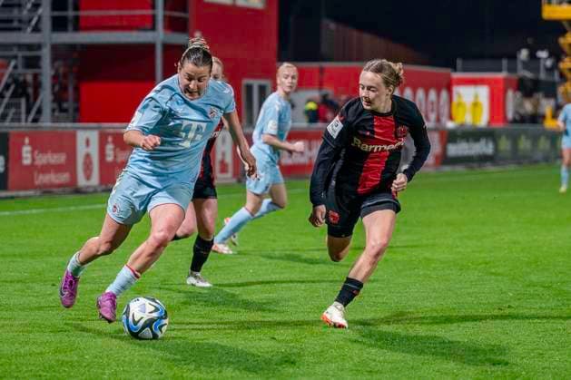 Zweikampf zwischen Carlotta Wamser (1. FC Koeln, 30), linjks und Sofie Zdebel (Bayer 04 Leverkusen, 16), rechts. Fussball: Google Pixel Frauen-Bundesliga, Saison 2023 2024, 16. Spieltag, Bayer 04 Leverkusen - 1. FC Koeln am 18.03.2024 im Ulrich-Haberland Stadion in Leverkusen. Wichtiger Hinweis: Gemaess den Vorgaben der DFL Deutsche Fussball Liga bzw. des DFB Deutscher Fussball-Bund ist es untersagt, in dem Stadion und oder vom Spiel angefertigte Fotoaufnahmen in Form von Sequenzbildern und oder videoaehnlichen Fotostrecken zu verwerten bzw. verwerten zu lassen. Foto: Kirchner-Media TH Copyright: xKirchner-Media THx
