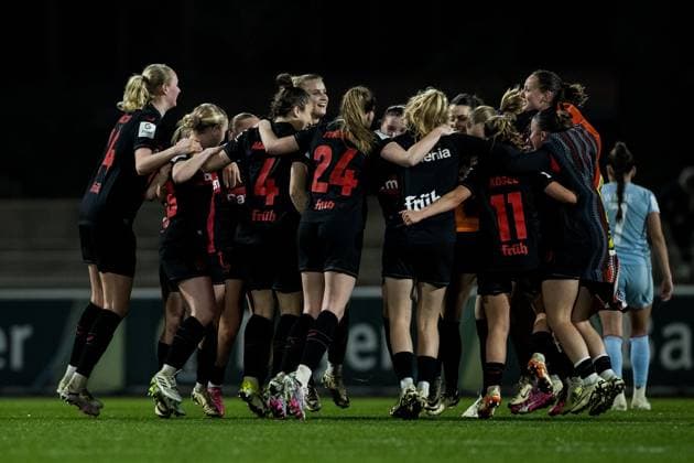 GOOGLE PIXEL Frauen Bundesliga: Bayer 04 Leverkusen - 1. FC Köln; 18.03.2024 Hüpfender Jubelkreis der Bayer 04 Leverkusen Frauen GOOGLE PIXEL Frauen Bundesliga: Bayer 04 Leverkusen - 1. FC Köln, Leverkusen, Ulrich-Haberland-Stadion am 18.03.2024 DFB REGULATIONS PROHIBIT ANY USE OF PHOTOGRAPHS AS IMAGE SEQUENCES AND OR QUASI-VIDEO. Copyright: xBEAUTIFULxSPORTS Wunderlx