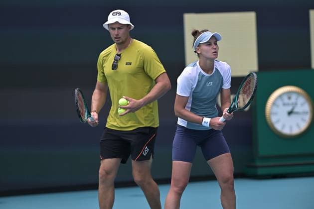 MIAMI GARDENS, FL - MARCH 18: Sergei Demekhine on court, coaching Veronika Kudermetova (RUS) during practice at the Miami Open on March 18, 2024, at Hard Rock Stadium in Miami Gardens, FL. (Photo by Michele Eve Sandberg Icon Sportswire) TENNIS: MAR 18 Miami Open EDITORIAL USE ONLY Icon2403180185
