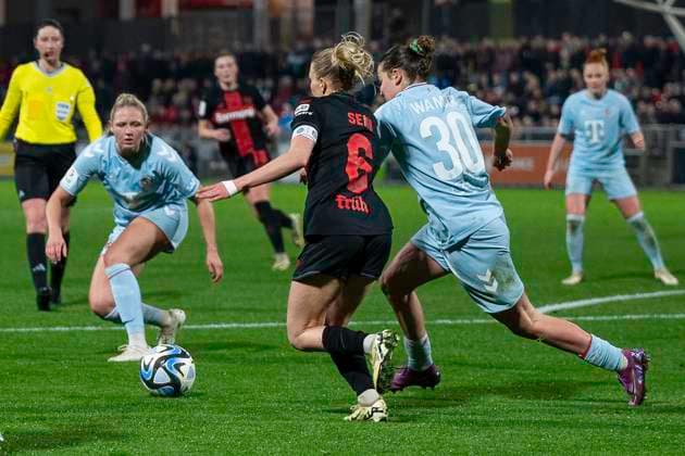 Zweikampf zwischen Elissa Senss (Bayer 04 Leverkusen, 06) und Carlotta Wamser (1. FC Koeln, 30). Davor wartet Marleen Schimmer (1. FC Koeln, 23). Fussball: Google Pixel Frauen-Bundesliga, Saison 2023 2024, 16. Spieltag, Bayer 04 Leverkusen - 1. FC Koeln am 18.03.2024 im Ulrich-Haberland Stadion in Leverkusen. Wichtiger Hinweis: Gemaess den Vorgaben der DFL Deutsche Fussball Liga bzw. des DFB Deutscher Fussball-Bund ist es untersagt, in dem Stadion und oder vom Spiel angefertigte Fotoaufnahmen in Form von Sequenzbildern und oder videoaehnlichen Fotostrecken zu verwerten bzw. verwerten zu lassen. Foto: Kirchner-Media TH Copyright: xKirchner-Media THx