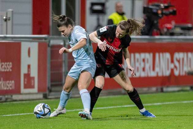 Zweikampf zwischen Martyna Wiankowska (1. FC Koeln, 26) und Synne Skinnes Hansen (Bayer 04 Leverkusen, 10), rechts. Fussball: Google Pixel Frauen-Bundesliga, Saison 2023 2024, 16. Spieltag, Bayer 04 Leverkusen - 1. FC Koeln am 18.03.2024 im Ulrich-Haberland Stadion in Leverkusen. Wichtiger Hinweis: Gemaess den Vorgaben der DFL Deutsche Fussball Liga bzw. des DFB Deutscher Fussball-Bund ist es untersagt, in dem Stadion und oder vom Spiel angefertigte Fotoaufnahmen in Form von Sequenzbildern und oder videoaehnlichen Fotostrecken zu verwerten bzw. verwerten zu lassen. Foto: Kirchner-Media TH Copyright: xKirchner-Media THx