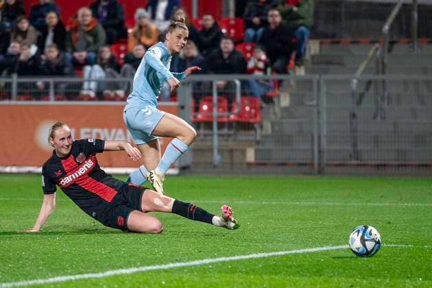 Emilie Bragstad (Bayer 04 Leverkusen, 14), am Boden, kommt mit ihrer Graetsche zu spaet gegen Selina Cerci (1. FC Koeln, 29). Fussball: Google Pixel Frauen-Bundesliga, Saison 2023 2024, 16. Spieltag, Bayer 04 Leverkusen - 1. FC Koeln am 18.03.2024 im Ulrich-Haberland Stadion in Leverkusen. Wichtiger Hinweis: Gemaess den Vorgaben der DFL Deutsche Fussball Liga bzw. des DFB Deutscher Fussball-Bund ist es untersagt, in dem Stadion und oder vom Spiel angefertigte Fotoaufnahmen in Form von Sequenzbildern und oder videoaehnlichen Fotostrecken zu verwerten bzw. verwerten zu lassen. Foto: Kirchner-Media TH Copyright: xKirchner-Media THx