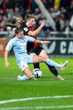 Zweikampf zwischen Martyna Wiankowska (1. FC Koeln, 26, vorne) und Karolina Lea Vilhjalmsdottir (Bayer 04 Leverkusen, 18), dahinter. Fussball: Google Pixel Frauen-Bundesliga, Saison 2023 2024, 16. Spieltag, Bayer 04 Leverkusen - 1. FC Koeln am 18.03.2024 im Ulrich-Haberland Stadion in Leverkusen. Wichtiger Hinweis: Gemaess den Vorgaben der DFL Deutsche Fussball Liga bzw. des DFB Deutscher Fussball-Bund ist es untersagt, in dem Stadion und oder vom Spiel angefertigte Fotoaufnahmen in Form von Sequenzbildern und oder videoaehnlichen Fotostrecken zu verwerten bzw. verwerten zu lassen. Foto: Kirchner-Media TH Copyright: xKirchner-Media THx