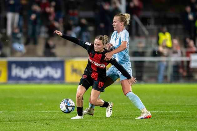 Zweikampf zwischen Sofie Zdebel (Bayer 04 Leverkusen, 16), links und Celina Degen (1. FC Koeln, 05), rechts. Fussball: Google Pixel Frauen-Bundesliga, Saison 2023 2024, 16. Spieltag, Bayer 04 Leverkusen - 1. FC Koeln am 18.03.2024 im Ulrich-Haberland Stadion in Leverkusen. Wichtiger Hinweis: Gemaess den Vorgaben der DFL Deutsche Fussball Liga bzw. des DFB Deutscher Fussball-Bund ist es untersagt, in dem Stadion und oder vom Spiel angefertigte Fotoaufnahmen in Form von Sequenzbildern und oder videoaehnlichen Fotostrecken zu verwerten bzw. verwerten zu lassen. Foto: Kirchner-Media TH Copyright: xKirchner-Media THx