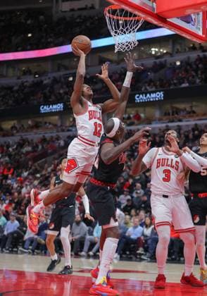Sport Themen der Woche KW12 Sport Bilder des Tages CHICAGO, IL - MARCH 18: Ayo Dosunmu 12 of the Chicago Bulls drives to the basket for a layup during the second half against the Portland Trail Blazers at the United Center on March 18, 2024 in Chicago, Illinois. (Photo by Melissa Tamez Icon Sportswire) NBA, Basketball Herren, USA MAR 18 Trail Blazers at Bulls EDITORIAL USE ONLY Icon24031820