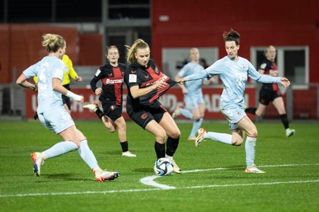 GOOGLE PIXEL Frauen Bundesliga: Bayer 04 Leverkusen - 1. FC Köln; 18.03.2024 Sara Agrez (1. FC Köln, 4) hält Nikola Karczewska (Bayer 04 Leverkusen, 9); Leverkusen, 18.03.2024: 16. Spieltag der GOOGLE PIXEL Frauen Bundesliga: Bayer 04 Leverkusen - 1. FC Köln, Ulrich-Haberland-Stadion, Leverkusen. Die DFL-Bestimmungen verbieten die Verwendung von Fotografien als Bildsequenzen und oder Quasi-Videos. Copyright: xBEAUTIFULxSPORTS AxelxKohringx