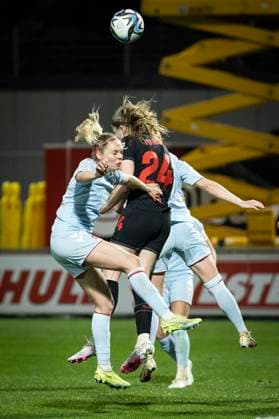 GOOGLE PIXEL Frauen Bundesliga: Bayer 04 Leverkusen - 1. FC Köln; 18.03.2024 Kopfballduell im Strafraum zwischen Janina Hechler (1. FC Köln, 28) und Lilla Turanyi (Bayer 04 Leverkusen, 24) ; Leverkusen, 18.03.2024: 16. Spieltag der GOOGLE PIXEL Frauen Bundesliga: Bayer 04 Leverkusen - 1. FC Köln, Ulrich-Haberland-Stadion, Leverkusen. Die DFL-Bestimmungen verbieten die Verwendung von Fotografien als Bildsequenzen und oder Quasi-Videos. Copyright: xBEAUTIFULxSPORTS AxelxKohringx