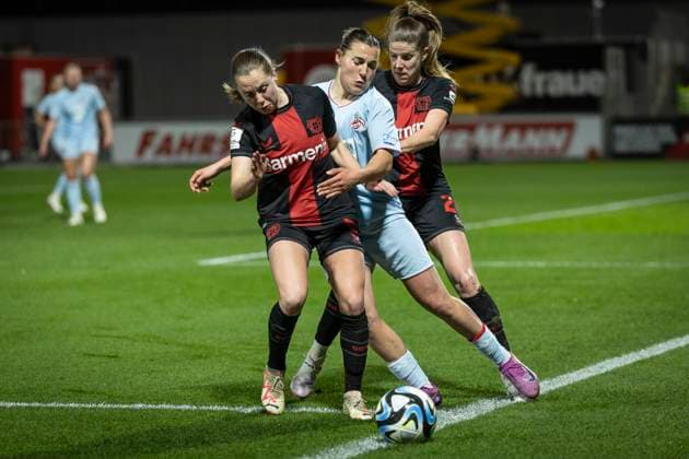 GOOGLE PIXEL Frauen Bundesliga: Bayer 04 Leverkusen - 1. FC Köln; 18.03.2024 Janou Levels (Bayer 04 Leverkusen, 5), Lilla Turanyi (Bayer 04 Leverkusen, 24) und in der Mitte Carlotta Wamser (1. FC Köln, 30); Leverkusen, 18.03.2024: 16. Spieltag der GOOGLE PIXEL Frauen Bundesliga: Bayer 04 Leverkusen - 1. FC Köln, Ulrich-Haberland-Stadion, Leverkusen. Die DFL-Bestimmungen verbieten die Verwendung von Fotografien als Bildsequenzen und oder Quasi-Videos. Copyright: xBEAUTIFULxSPORTS AxelxKohringx