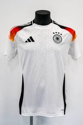Neues EM-Trikot für die EM in Deutschland (HEIM) - Frankfurt 19.03.2024: Training der Nationalmannschaft
