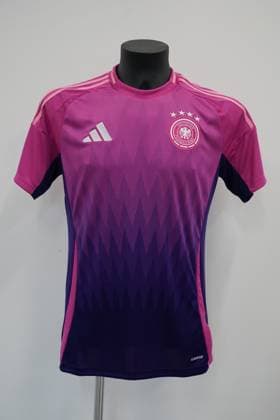 Neues EM-Trikot für die EM in Deutschland (AUSWÄRTS) - Frankfurt 19.03.2024: Training der Nationalmannschaft