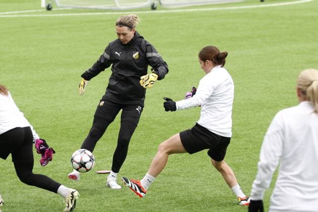 GÖTEBORG 20240319 Malvakten Jennifer Falk pa planen vid Häckens träning inför kvartsfinalen mot Paris Saint Germain, PSG, i damernas Champions league. SKENE SVERIGE x9200x