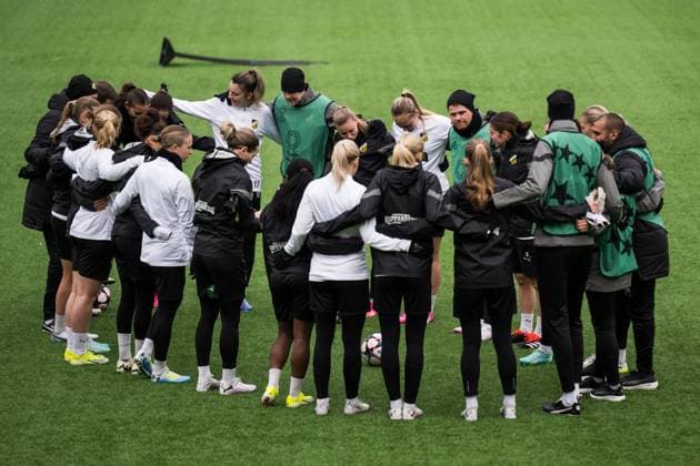 240319 Players and coaches of Häcken gather during a training session on March 19, 2024 in Gothenburg. Photo: Mathias Bergeld BILDBYRAN kod MB MB0890 fotboll football soccer fotball champions league träning practice training häcken dam bbeng women kvinner Copyright: MATHIASxBERGELD BB240319MB001