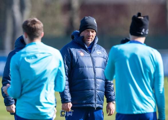 Sport Themen der Woche KW12 Fussball, Herren, Saison 2023 24, 2. Bundesliga, Hertha BSC, Training, Trainer Pal Dardai (Hertha BSC) spricht im Kreis, 19.03. 2024, *** Soccer, Men, Season 2023 24, 2 Bundesliga, Hertha BSC, Training, Coach Pal Dardai Hertha BSC speaks in a circle, 19 03 2024, Copyright: xSebastianxRäppold MatthiasxKochx