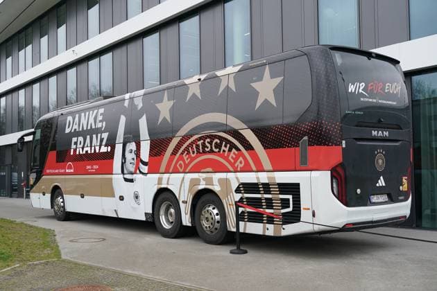 Bilder des Jahres 2024, Sport 03 März Sport Themen der Woche KW12 Mannschaftsbus mit Danke Franz in Gedenken an Franz Beckenbauer - Frankfurt 19.03.2024: Training der Nationalmannschaft *** Team bus with thank you Franz in memory of Franz Beckenbauer Frankfurt 19 03 2024 Training of the national team