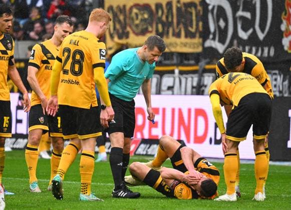 Mitte: Schiedsrichter Patrick Ittrich über dem verletzten Stefan Kutschke (Dresden), 16.03.2024, Fussball, GER, Saison 2023 2024, 3. Liga, Dritte Liga, 30. Spieltag, Rudolf-Harbig-Stadion Dresden, SG Dynamo Dresden - SSV Ulm 1846, DFB AND DFL REGULATIONS PROHIBIT ANY USE OF PHOTOGRAPHS as IMAGE SEQUENCES and or QUASI-VIDEO, *** Center Referee Patrick Ittrich over the injured Stefan Kutschke Dresden , 16 03 2024, Football, GER, Season 2023 2024, 3 Liga, Dritte Liga, 30 Matchday, Rudolf Harbig Stadion Dresden, SG Dynamo Dresden SSV Ulm 1846, DFB AND DFL REGULATIONS PROHIBIT ANY USE OF PHOTOGRAPHS AS IMAGE SEQUENCES AND OR QUASI VIDEO,
