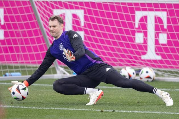 Training und PK der Deutschen Fußball-Nationalmannschaft Torwart Manuel Neuer in Aktion. Training der Deutschen Fußball-Nationalmannschaft und DFB-Pressekonferenz auf dem DFB-Campus in Frankfurt am Main am 19. März 2024., Frankfurt am Main Hessen Deutschland DFB-Campus