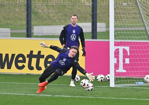 19.03.2024, xsltx, Fussball DFB Medientermine, DFB Nationalelf - Training emspor, v.l. Marc-AndrÃ ter Stegen (Deutsche Nationalmannschaft), hinten Manuel Neuer (Deutsche Nationalmannschaft) (DFL DFB REGULATIONS PROHIBIT ANY USE OF PHOTOGRAPHS as IMAGE SEQUENCES and or QUASI-VIDEO) Frankfurt am Main