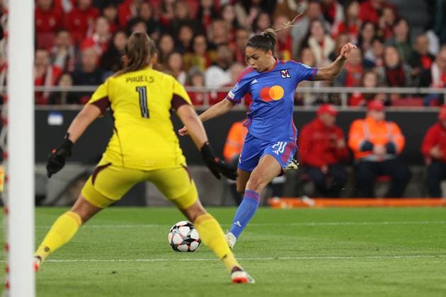 Lisbon, Portugal, Tuesday 19 March 2024 UEFA Women s Champions League 2023 24 1 4 Final SL Benfica - Olympique Lyon, Lena Pauels (SL Benfica), Torschuss Delphine Cascarino (Olympique Lyon) Copyright: JoaquimxFerreira